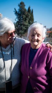 Persona mayor recibiendo apoyo de un cuidador en una residencia, simbolizando el cuidado y la concienciación sobre el Alzheimer.