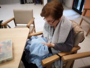 Mujer mayor realizando actividades significativas en la residencia de mayores de La Vostra Llar