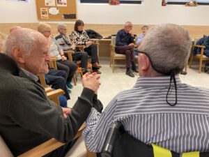 Personas mayores en una residencia en Catalunya recibiendo atención y cuidados personalizados