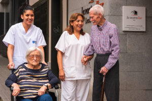 Cuidado especializado para personas mayores con Parkinson en residencias y centros de día de La Vostra Llar