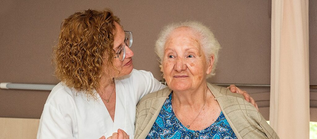 Persona mayor recibiendo ayuda a domicilio en su casa, relacionada con la reforma de la Ley de Dependencia 2025 en España