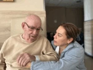 Trabajadora de la residencia de ancianos La Vostra Llar ayudando a un adulto mayor