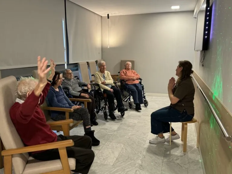 Adultos mayores realizando actividades en la residencia de ancianos La Vostra Llar