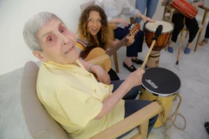Mujer mayor haciendo actividades musicales en la residencia de ancianos La Vostra Llar